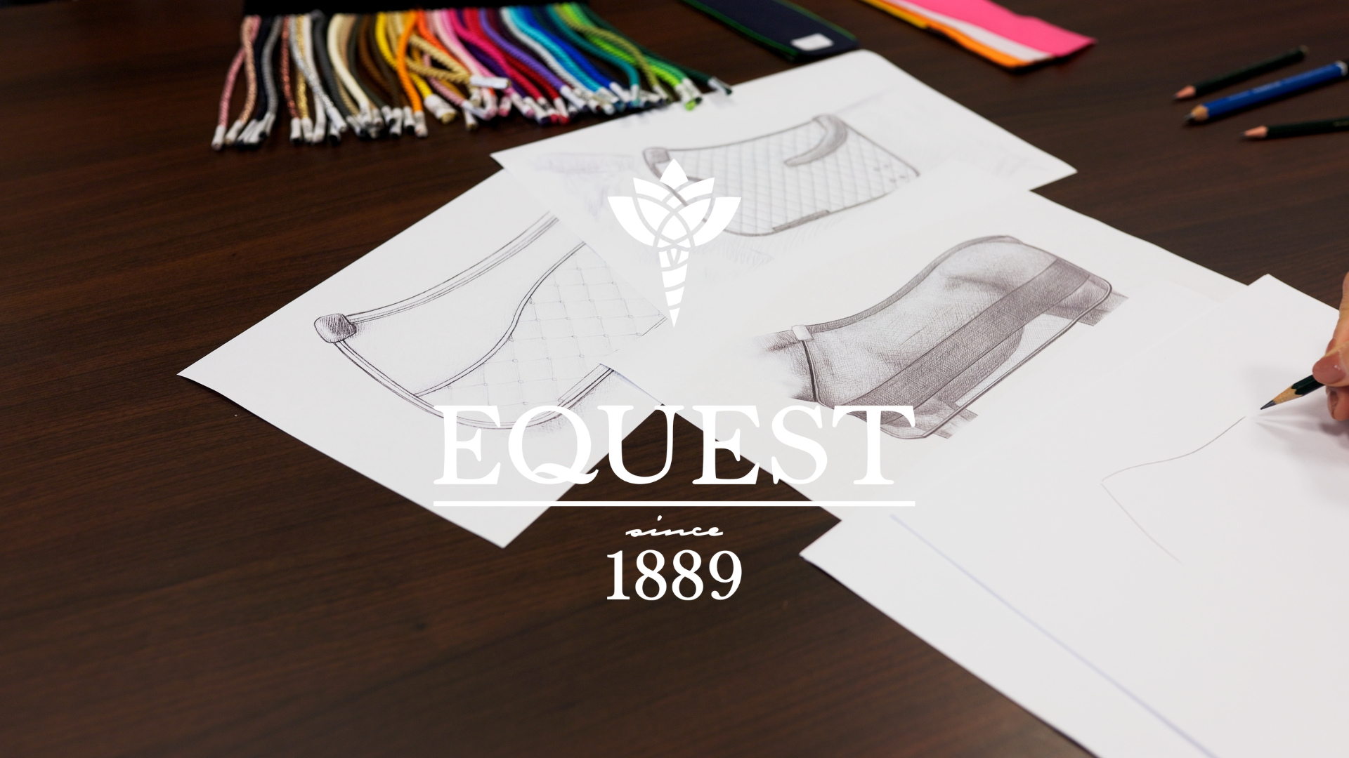 Video laden: Seit über 130 Jahren vereinen wir bei EQUEST Tradition und modernes Design. Gestalte deine Reitsportausrüstung individuell nach deinen Wünschen – alles handgefertigt im Münsterland.