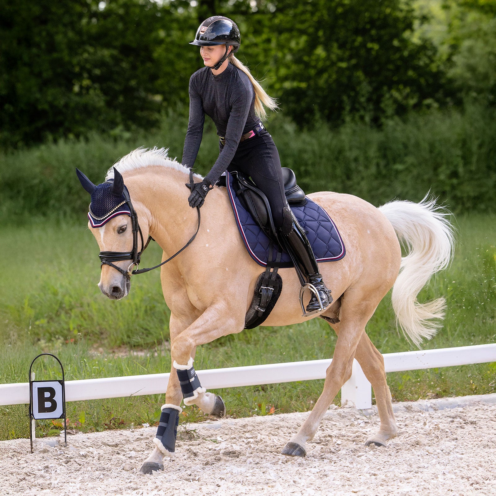 EQUEST Schabracke Macro Avenue Grip Pad mit zwei Kordeln