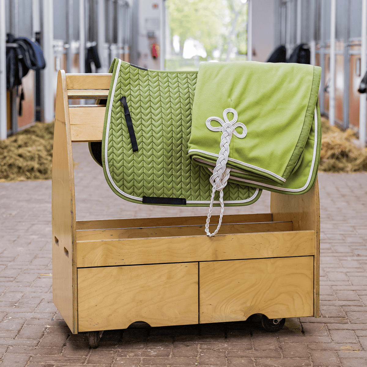 EQUEST Schabracke Macro Arrow + TwinCord in Pistacchio mit passender Alpha Fleece Decke in der Stallgasse