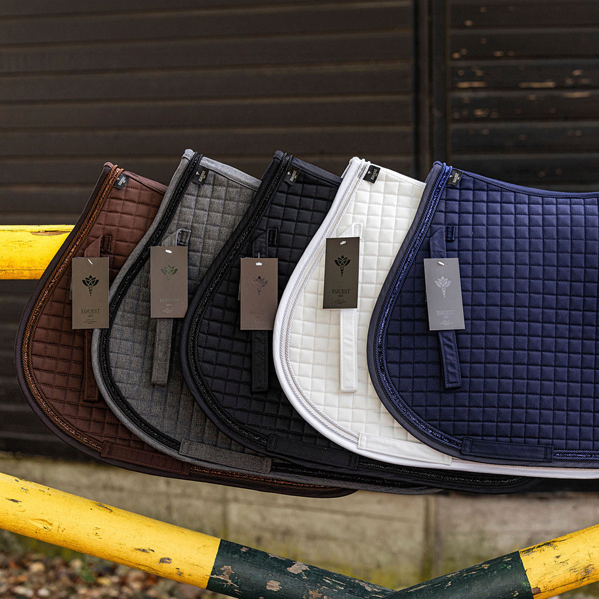EQUEST Schabracken Essex + TriCord in Mocha, Anthrazit, Schwarz, Weiß und Navy nebeneinander auf einer Stange