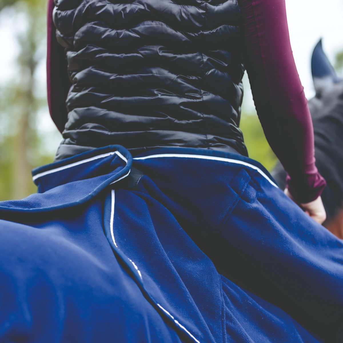 EQUEST Couverture polaire Alpha HugRug avec pli d’aisance et aimant | Navy – Marine-White / Silber