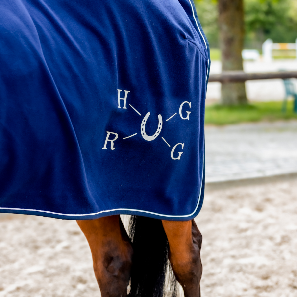 EQUEST Couverture polaire Alpha HugRug avec pli d’aisance et aimant | Navy – Marine-White / Silber