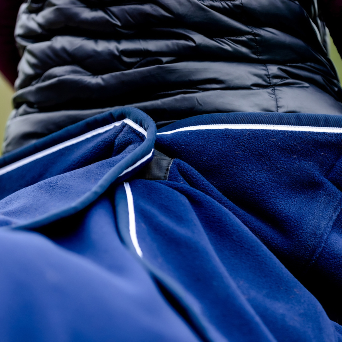 EQUEST Couverture polaire Alpha HugRug avec pli d’aisance et aimant | Navy – Marine-White / Silber