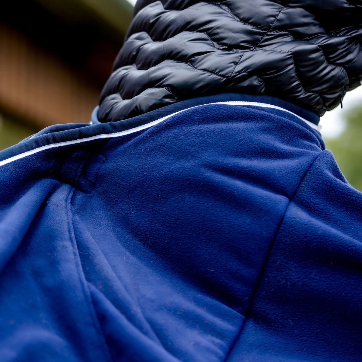EQUEST Couverture polaire Alpha HugRug avec pli d’aisance et aimant | Navy – Marine-White / Silber