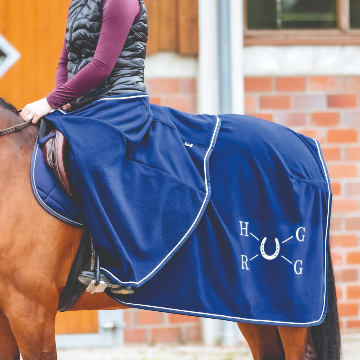 EQUEST Couverture polaire Alpha HugRug avec pli d’aisance et aimant | Navy – Marine-White / Silber