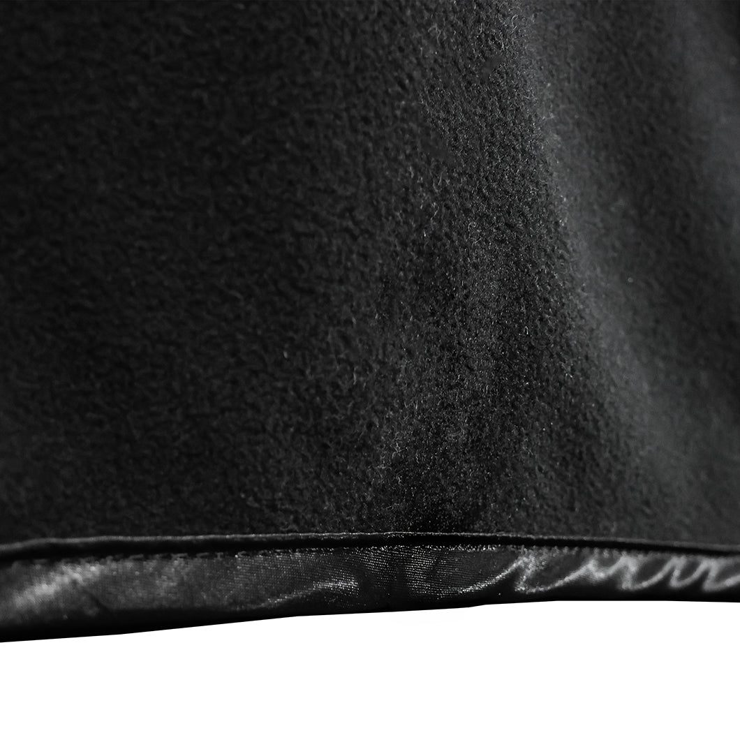 EQUEST Decke Alpha Fleece Parade Black mit Satin-Einfass SAT Black – Detailansicht