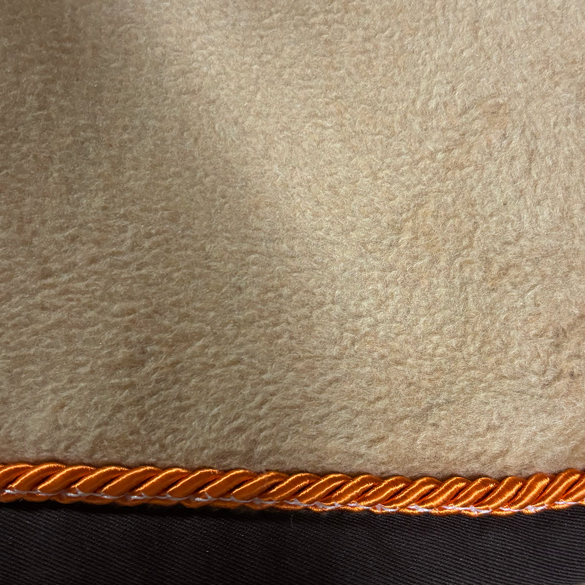 EQUEST Dralon Decke Regular + Cord in Caramel – Detail Kordel Orange und Einfassung Mocha