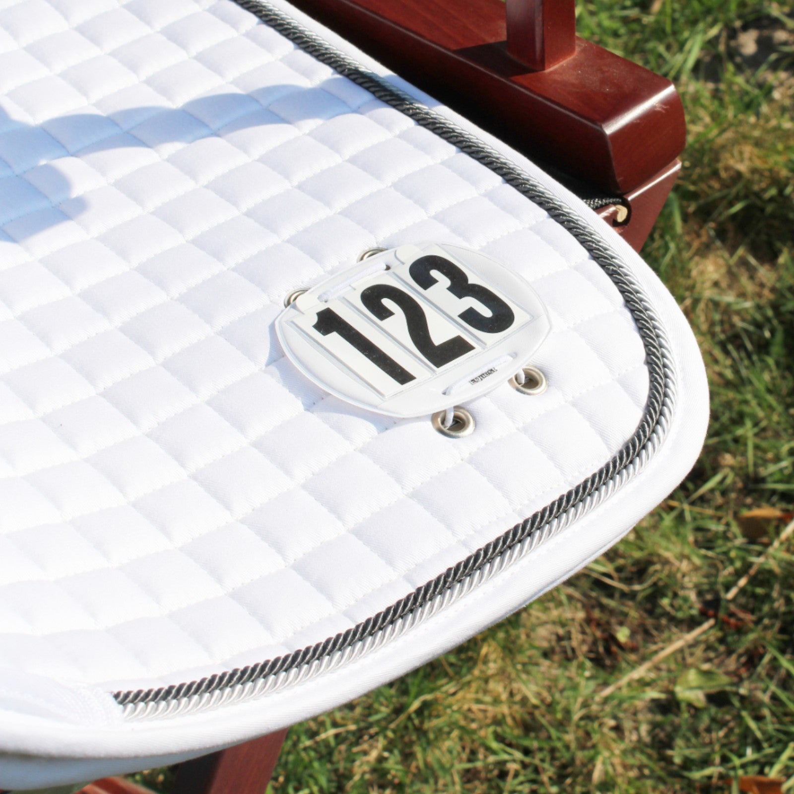 EQUEST Startnummern mit Mappe | klein 3-stellig