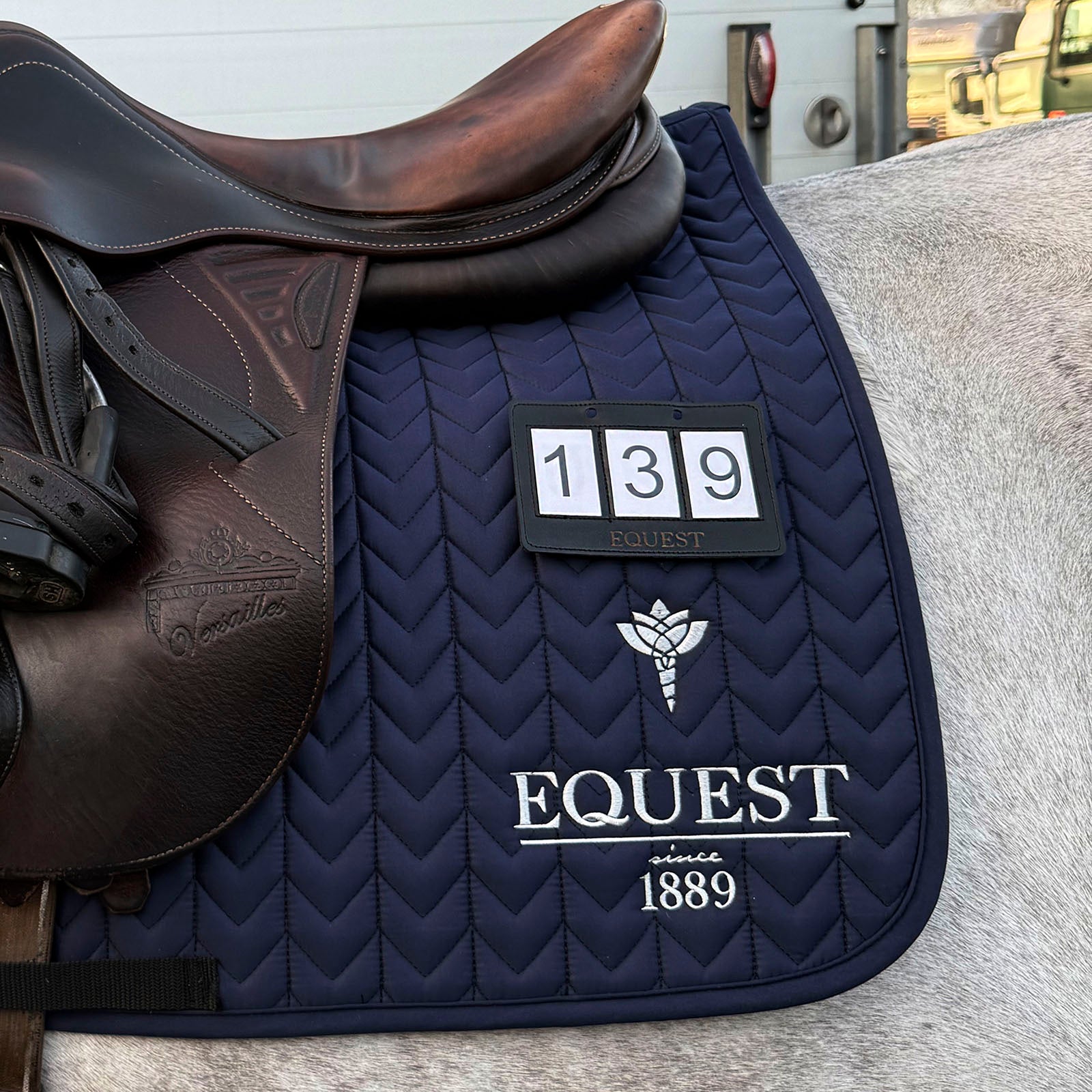 EQUEST Startnummern Pro mit Klett 3-stellig - EQUEST by Hoelscher