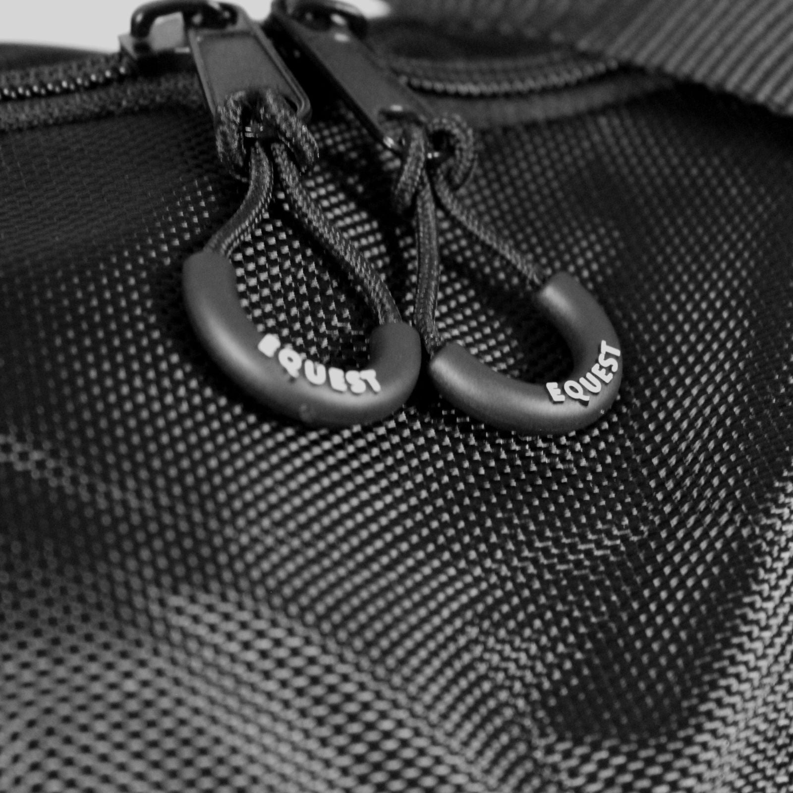 Detail EQUEST Schabrackentasche schützt Schabracken vor Staub und Schmutz im Stall