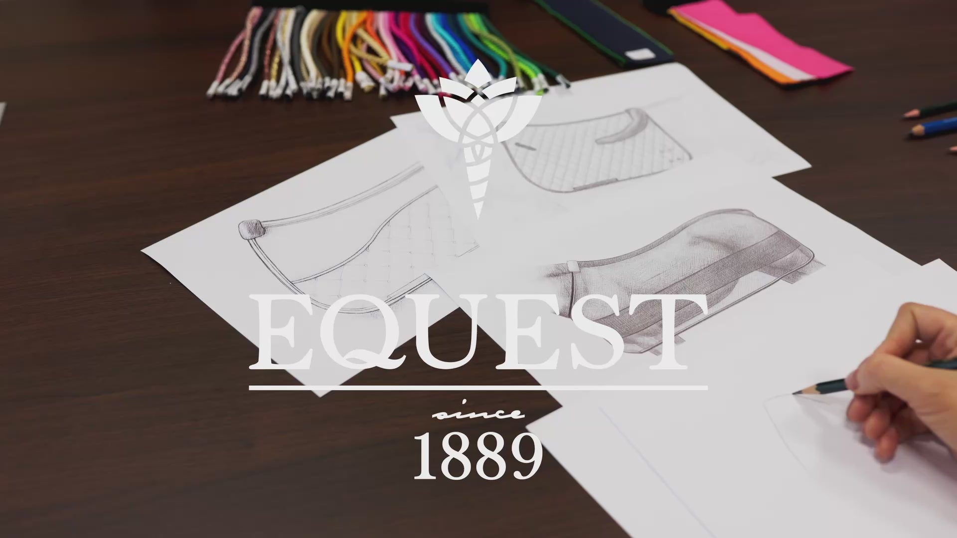 Video laden: Seit über 130 Jahren vereinen wir bei EQUEST Tradition und modernes Design. Gestalte deine Reitsportausrüstung individuell nach deinen Wünschen – alles handgefertigt im Münsterland.